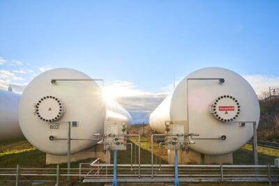 Zwei Wasserstofftanks unter blauem Himmel.