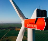 Im Bild eine Windenergieanlage im Verbundkraftwerk Uckermark von Enertrag, das Unternehmen hat sich einen Kredit von der Commerzbank gesichert.