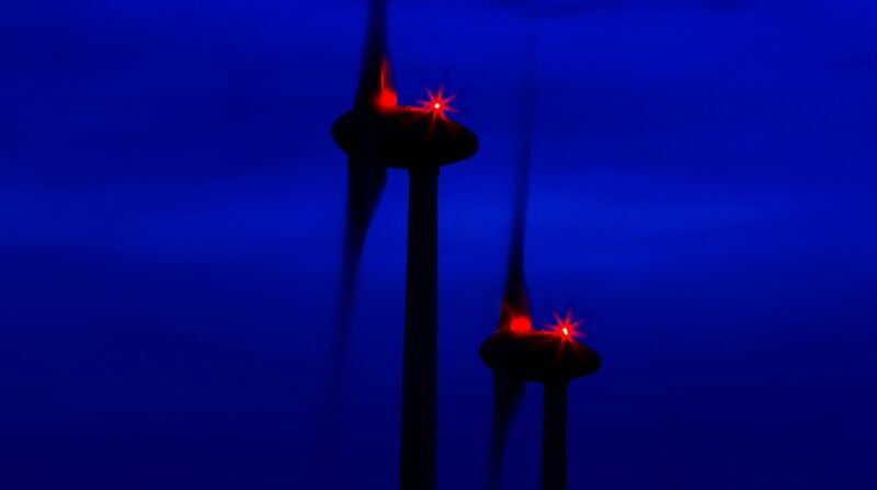 Windenergie-Anlagen mit roten Lichtern - für die Bedarfsgerechte Nachtkennzeichnung für Windenergie ist nun mehr Zeit dank des Solarpaket I.