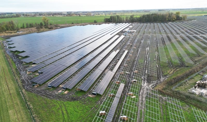 Im Bild der Photovoltaik-Solarpark Wuschewier in der Bauphase, Envitec Wind l Solar betreibt Projektentwicklung.