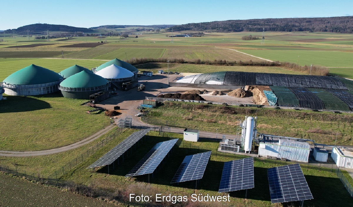 Im Bild die Biogasaufbereitungs- und Einspeiseanlage in Riedlingen, die nun um eine Photovoltaik-Anlage ergänzt wurde.