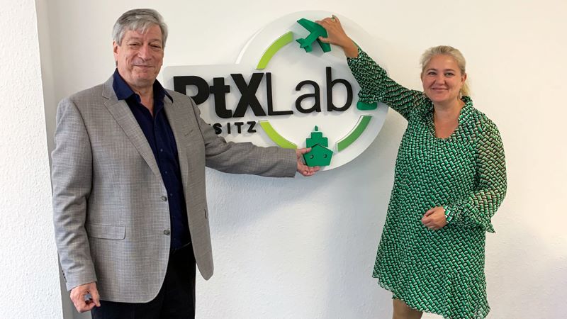 Corinna Enders und Harry Lehmann mit dem Logo des PtXLab
