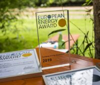 Zu sehen ist der European Energy Award für die Stadt Brakel.