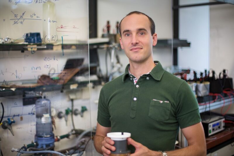 Der Wissenschaftler Julien Bachmann zeigt Prototyp einer Solarzelle aus dem 3D-Drucker.