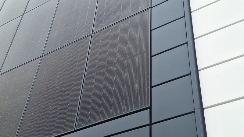 Im Bild die fassadenintegrierte Photovoltaik-Anlage bei Fenecon.