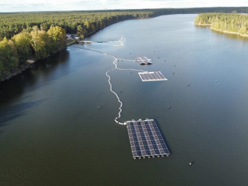 Luftbild von See, drei schwimmende Inseln aus Floating PV Systemen.