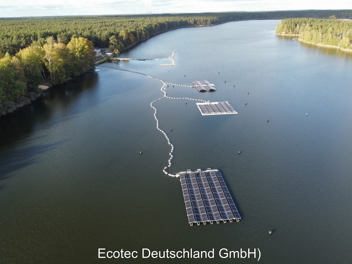 Luftbild von See, drei schwimmende Inseln aus Floating PV Systemen.