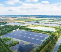 Menschlich angelegte Seenlandschaft mit einer schwimmenden PV-Anlage.