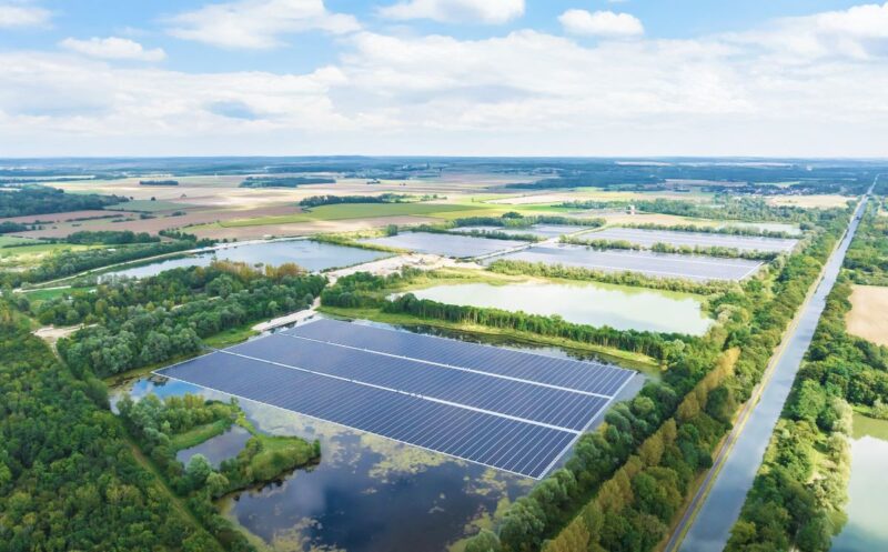 Menschlich angelegte Seenlandschaft mit einer schwimmenden PV-Anlage.