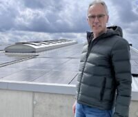 Im Bild Geschäftsführer Franz Merkle, der seine Photovoltaik-Anlage erweitert hat.