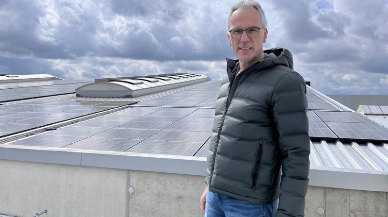 Im Bild Geschäftsführer Franz Merkle, der seine Photovoltaik-Anlage erweitert hat.