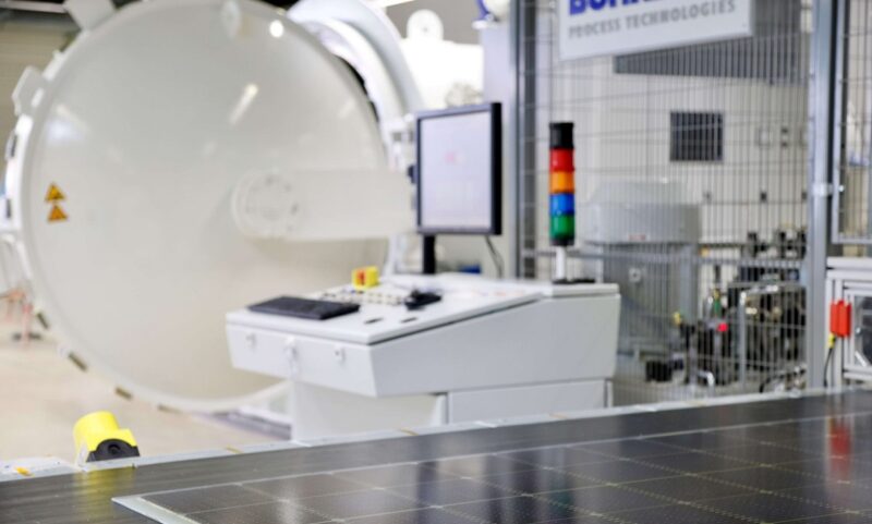 Im Bild PV-Module und eine Vakuumkammer im Photovoltaik-Entwicklungszentrum Module-TEC des Fraunhofer ISE.