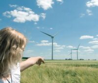 Im Bild ein Windpark, neue Leistungs- und Ertragsprognosen für Windenergieflächen berücksichtigen Restriktionen.