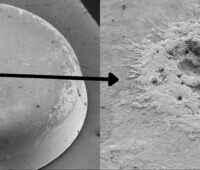 Im Bild eine Rasterelektronenmikroskopische Abbildung eines geschädigten Relais-Kontaktes, das Fraunhofer IMWS hat sich mit der Lebensdauer von Photovoltaik- und Batterie Wechselrichtern beschäftigt.