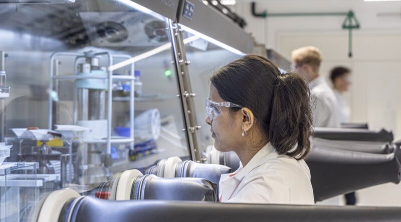 Im Bild ein Frau, die an einer Glove-Box im Solid State Batterielabor im Zentrum für elektrische Energiespeicher des Fraunhofer ISE arbeitet.