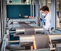 Zu sehen ist die Qualitätsprüfung in der Misch- und Beschichtungsanlage zur Erprobung der Elektrodenfertigung in der Forschungsfertigung Batteriezelle in Münster.