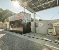 Ein Elektrolyseur an einer Tankstelle mit Solardach.