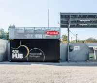 Zu sehen ist der Fronius Solhub, eine Anlage, die mit Photovoltaikstrom Wasserstoff produziert und damit Brennstoffzellen betriebene Busse betankt.