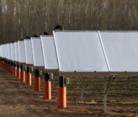 Zu sehen sind Sonnenkollektoren vom Solarheizwerk für für die Nahwärme St. Ruprecht.