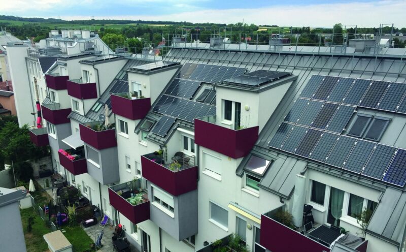 Im Bild eine Photovoltaik-Anlage auf einem Mehrfamilienhaus, der Genehmigungsleitfaden von PV Austria hilft im Wirrwarr der gesetzlichen Vorgaben Österreichs.