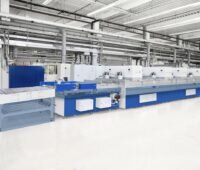Blaue Maschinen in Fabrikhalle - Photovoltaik-Fertigung.