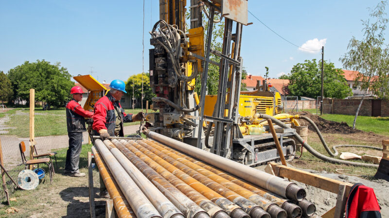 Bohranlage für tiefe Geothermie - Bohren ist eine Schlüsseltechnologie für die tiefe Erdwärme.