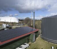 Energiehof mit Biogas-Fermenter, Gasspeicher und Photovoltaik auf Scheunendach.