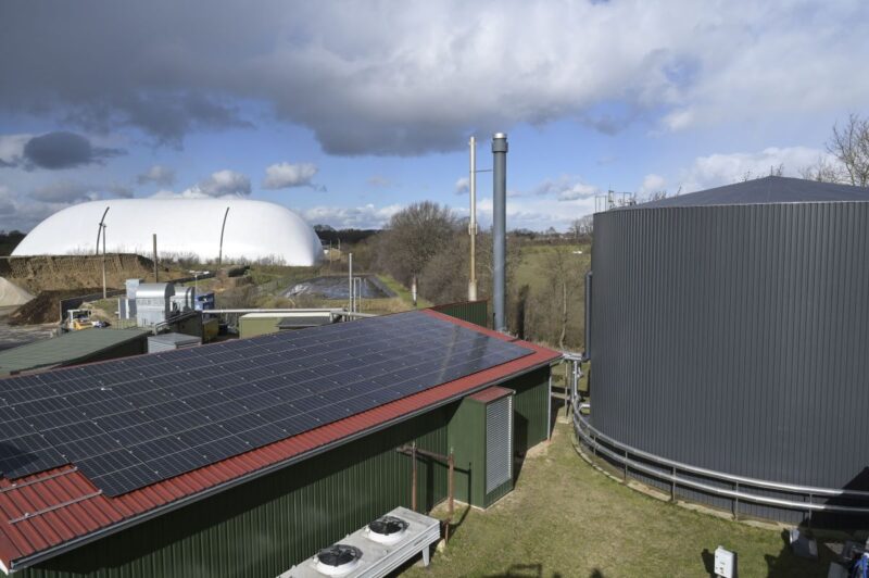 Energiehof mit Biogas-Fermenter, Gasspeicher und Photovoltaik auf Scheunendach.