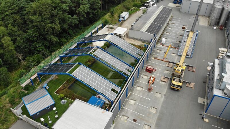 Löschwasserbecken-Überdachung mit semi-transparenten Doppelglas-Solarmodulen.