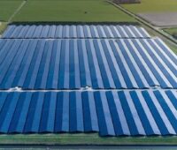 Block auf einen großen Solarpark auf einer ehemaligen Agrarfläche im Norden der Niederlande.