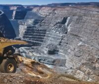 Goldmine in Australien - man sieht eine riesige Tagebau-Grube. Minen nutzen oft Photovoltaik.
