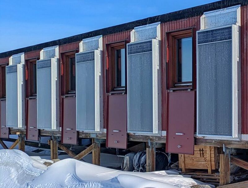 Im Bild die Solar-Luftkollektor-Technik an der Antarktis-Forschungsstation Gondwana.