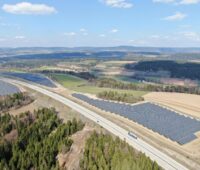 Zu sehen ist ein Luftbild vom Photovoltaik-Solarpark Rottenbach, an dem Ecosia nun eine Beteiligung erworben hat.