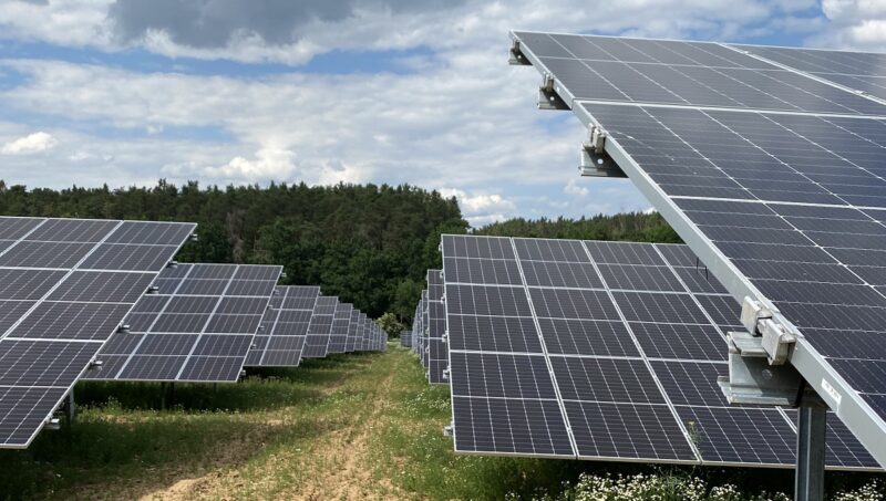 Im Bild eine Freiflächen-PV-Anlage von Greenovative, das Unternehmen baut ein Photovoltaik-Speicher-Kraftwerk in Waffenbrunn und eines in Hirschbach.