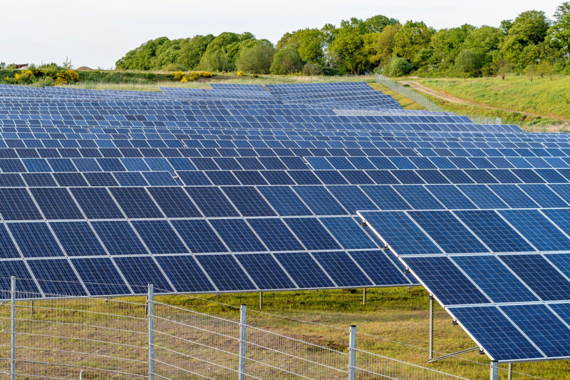 Freiflächen-Photovoltaikanlage in einer ehemaligen Kiesgrube