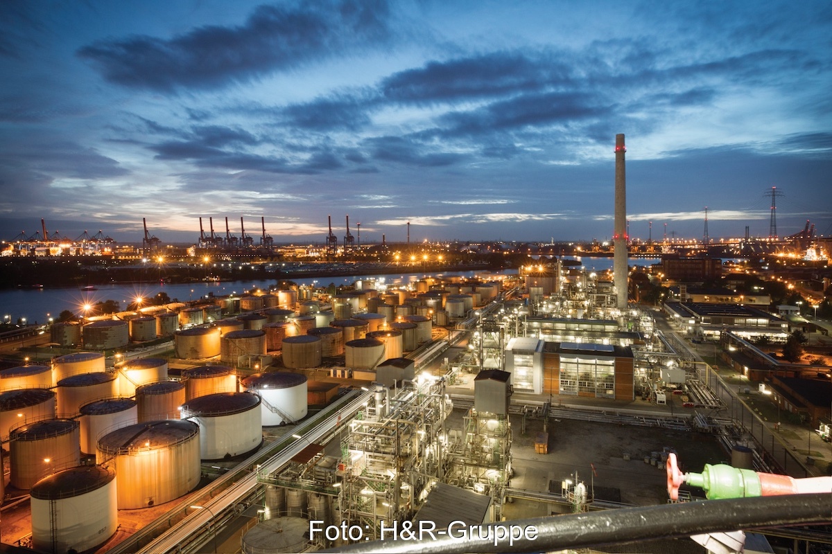 Blick aus der Vogelperspektive auf ein Industriegelände am Abend.