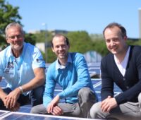 Zu sehen sind die drei Geschäftsführer von Installion Claus Wohlgemuth, Florian Meyer-Delpho und Till Pirnay, die den Handwerkermangel in der Photovoltaik beheben wollen.