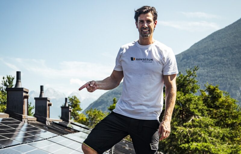 Im Bild Hansesun-Markenbotschafter Joachim Puchner auf dem Dach bei der Photovoltaik-Anlage vom SOS-Kinderdorf Tirol.