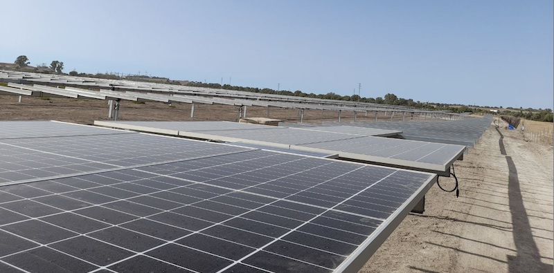 Zu sehen ist ein Photovoltaik-Solarpark von Q Cells in Spanien. Mit der Übernahmen von RES France wird das Frankreichgeschäft gestärkt.