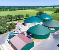 Luftbild von Biogas-Anlage, Symbol für Biomasse-Paket im Bundestag.