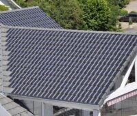 Im Bild ein Dach mit dem Solarziegel Pan32, dachintegrierte Photovoltaik-Systeme sehen gut aus.