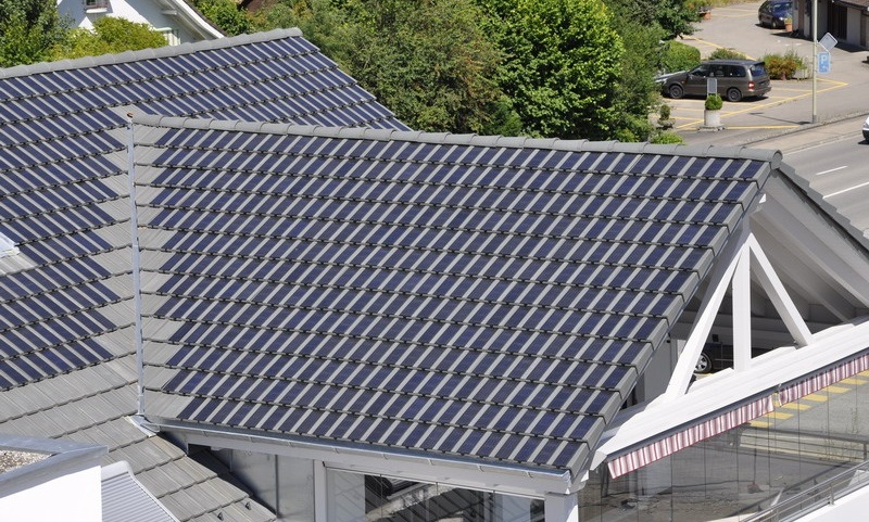 Im Bild ein Dach mit dem Solarziegel Pan32, dachintegrierte Photovoltaik-Systeme sehen gut aus.