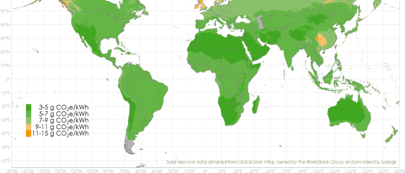 Die Grafik zeigt eine Weltkarte, die zonal unterschiedlich eingefärbt ist und so den CO2-Fußabdruck der Solarfolien von Heliatek illustriert. Die Farbe grün dominiert.