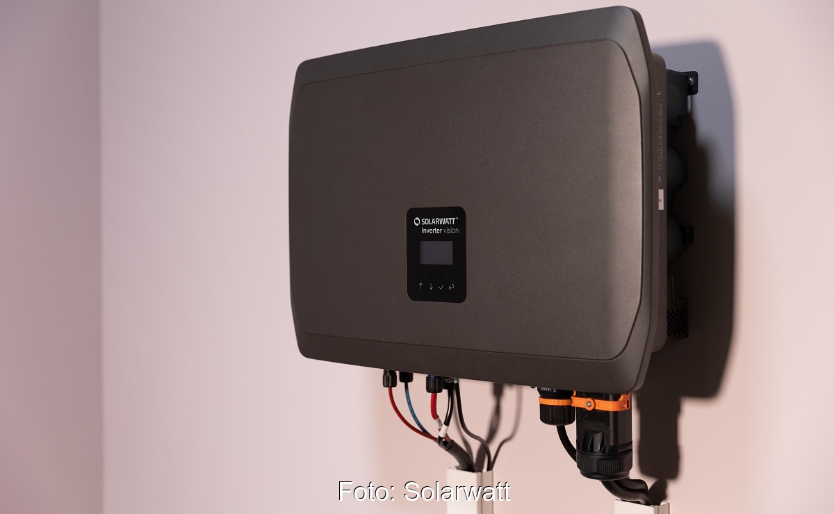 Im Bild der Hybrid-Wechselrichter Solarwatt Inverter Vision.