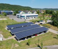 Zu sehen sind die Solar-Carports die für den Umwelt-Campus Birkenfeld Photovoltaik-Strom bereitstellen.
