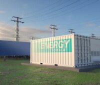 Im Bild Photovoltaik-Module und ein Großspeicher, IB Vogt verkauft griechisches 780-MW-Photovoltaik-und-Speicher-Portfolio an Faria Renewables.