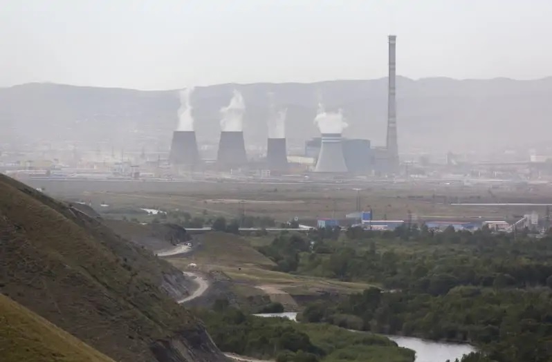 Zu sehen ist ein Kohlekraftwerk in der Mongolei. Laut Global Energy Review 2021 steigen die CO2-Emissionen besonders stark in Asien an.