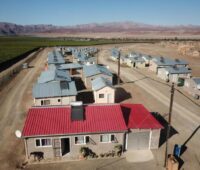 Im Bild das Sozialwohnungsprojekt Orange River Vineyard in Namibia, für das es 2022 den SHC Solar Award gab.