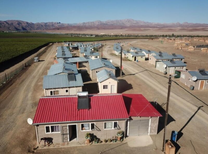 Im Bild das Sozialwohnungsprojekt Orange River Vineyard in Namibia, für das es 2022 den SHC Solar Award gab.