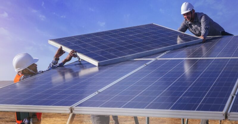 Das Foto zeigt Arbeiter bei der Installation einer PV-Anlage. Laut Global Renewables Outlook könnte die Zahl der Arbeitsplätze im Bereich der erneuerbaren Energien bis zum Jahr 2050 weltweit auf 42 Millionen steigen.